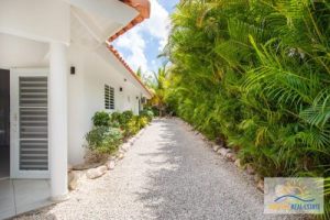 Prachtige tropische vakantie villa en tevens een waarde vaste investering te koop.  Jan thiel