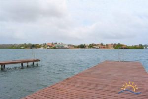 Ruim appartement direct aan het Spaanse water te huur  Gezamenlijk zwembad