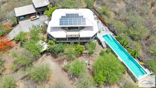 Gigantische villa op 10.000 m2 eigendomsgrond te koop